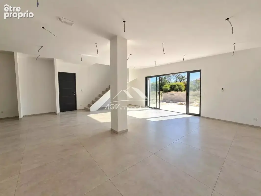 A Saint-Julien-Les-Rosiers, maison neuve d'environ 103 m² avec piscine - photo 4