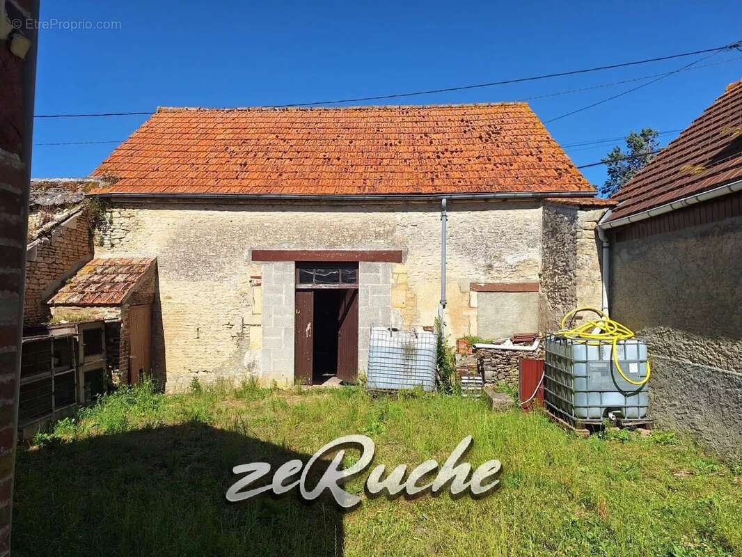 À VENDRE - Ensemble immobilier avec dépendances et beau jardin à Valambray - photo 2