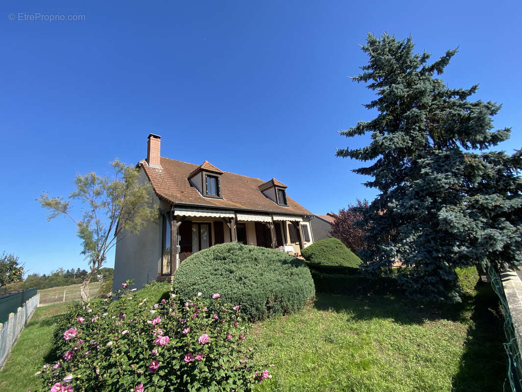 Maison à SAINT-REMY-EN-ROLLAT