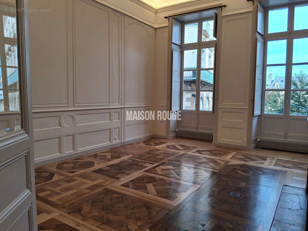 Très bel appartement,186m², 7 pièces, excellent état, à proximité de la cathédrale de Rennes - photo 3