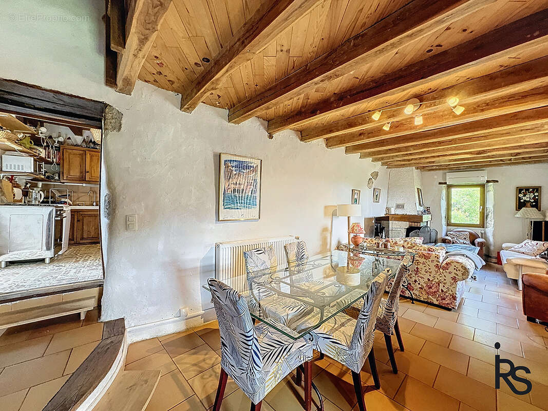 Dans un hameau typique, un ensemble immobilier de 3 maisons avec 8300 m2 de terrain et une vue splendide. - photo 6