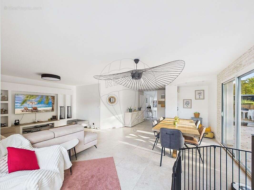 Maison à CHAILLEVETTE