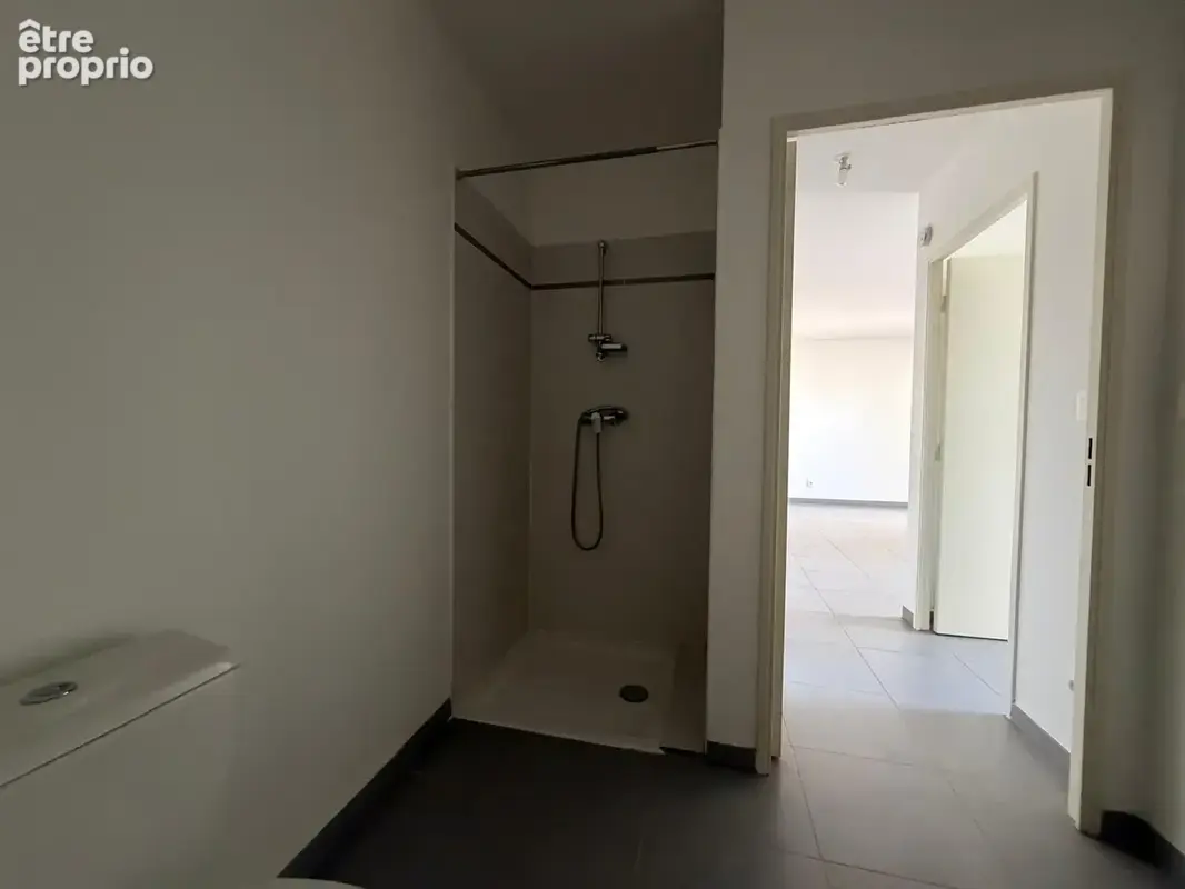 Marignane   t2 récent de 43 m2 avec terrasse et parking privatif - photo 7