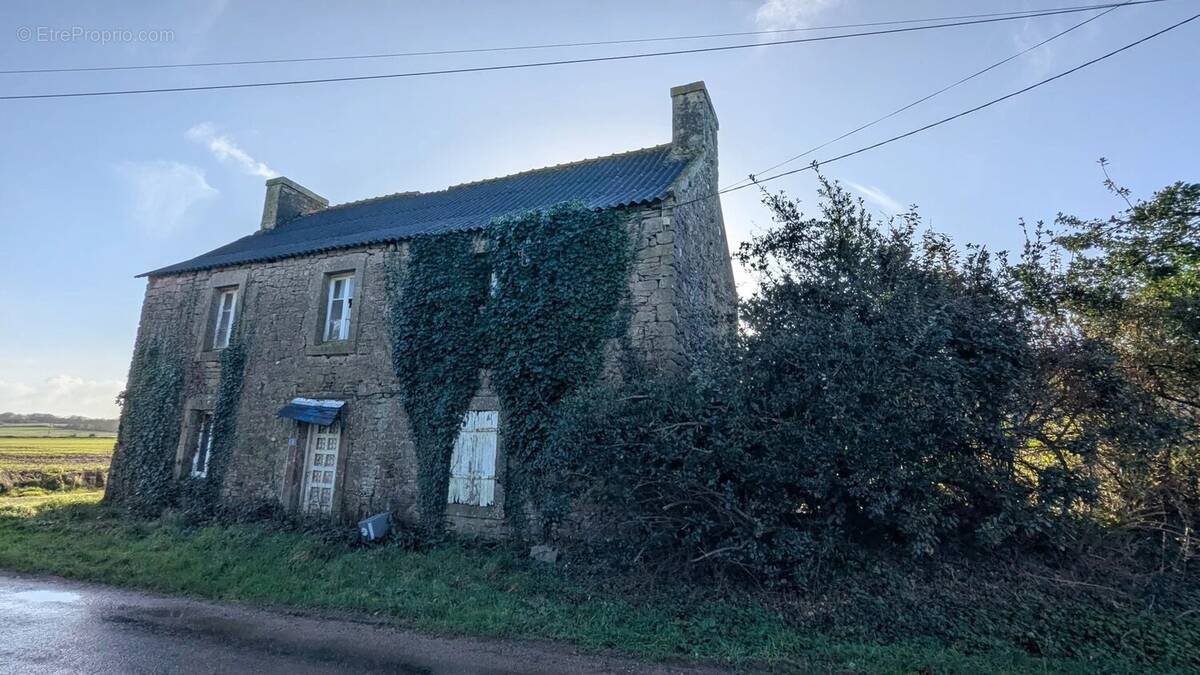 Maison à PLONEVEZ-PORZAY