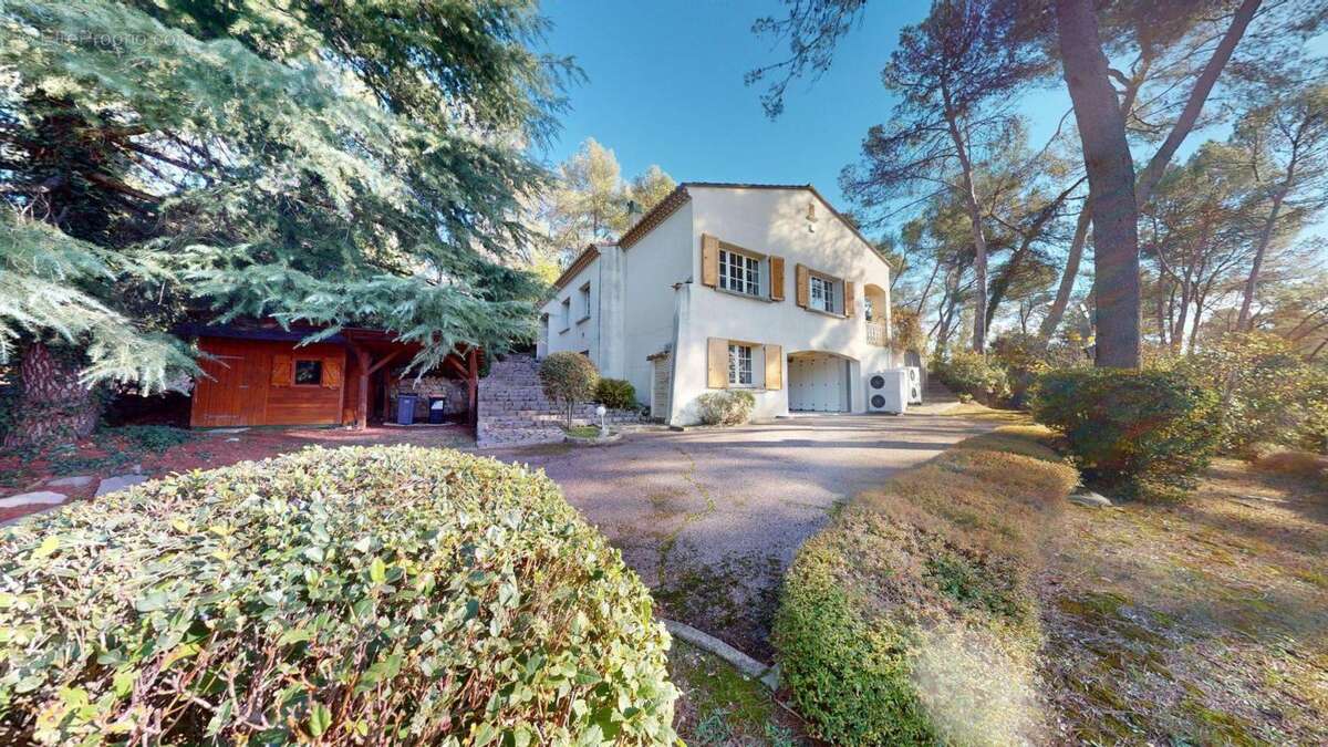 Maison à SAINT-CLEMENT-DE-RIVIERE