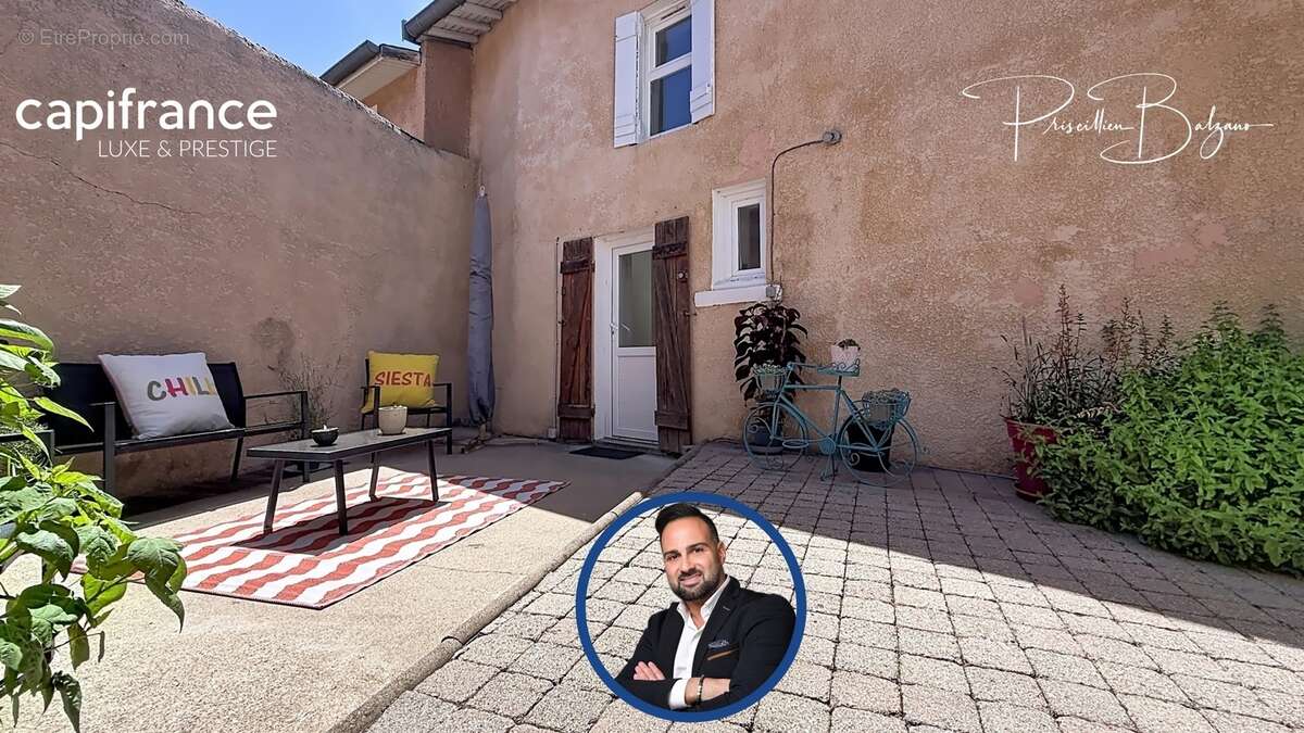 Maison à vendre 4 pièces SAINT GENIS LES OLLIERES (69) – Le charme d'une maison de village avec cour intimiste, garage et vie à  - photo 6