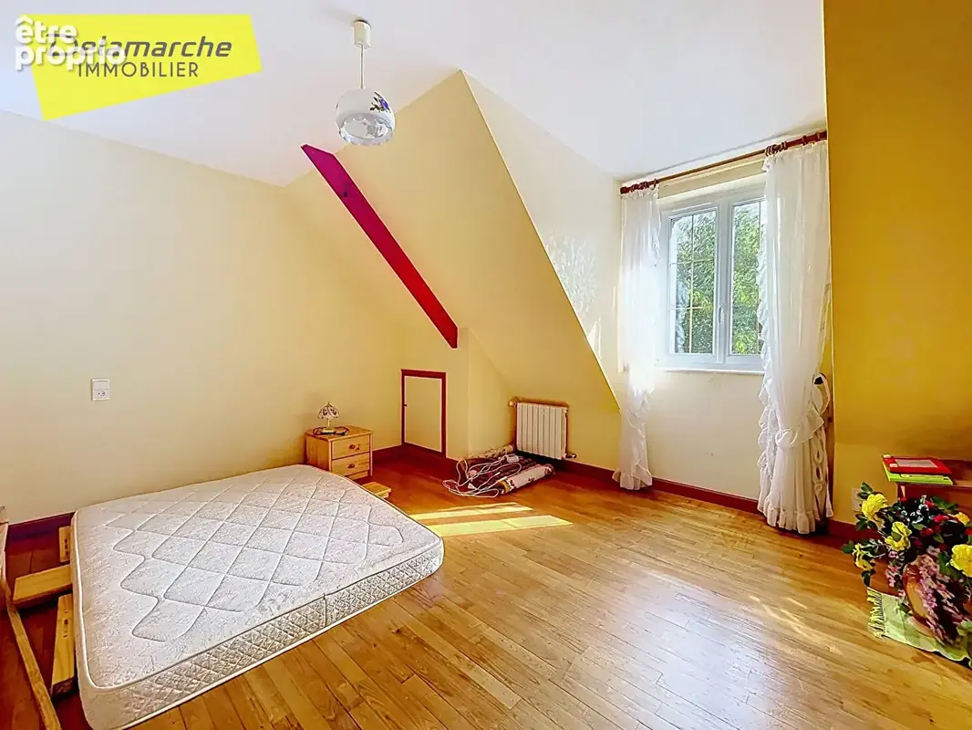 À vendre : maison à Grandparigny, 5 chambres, vie de plain-pied, sous-sol complet, dépendances et terrain constructible - photo 10
