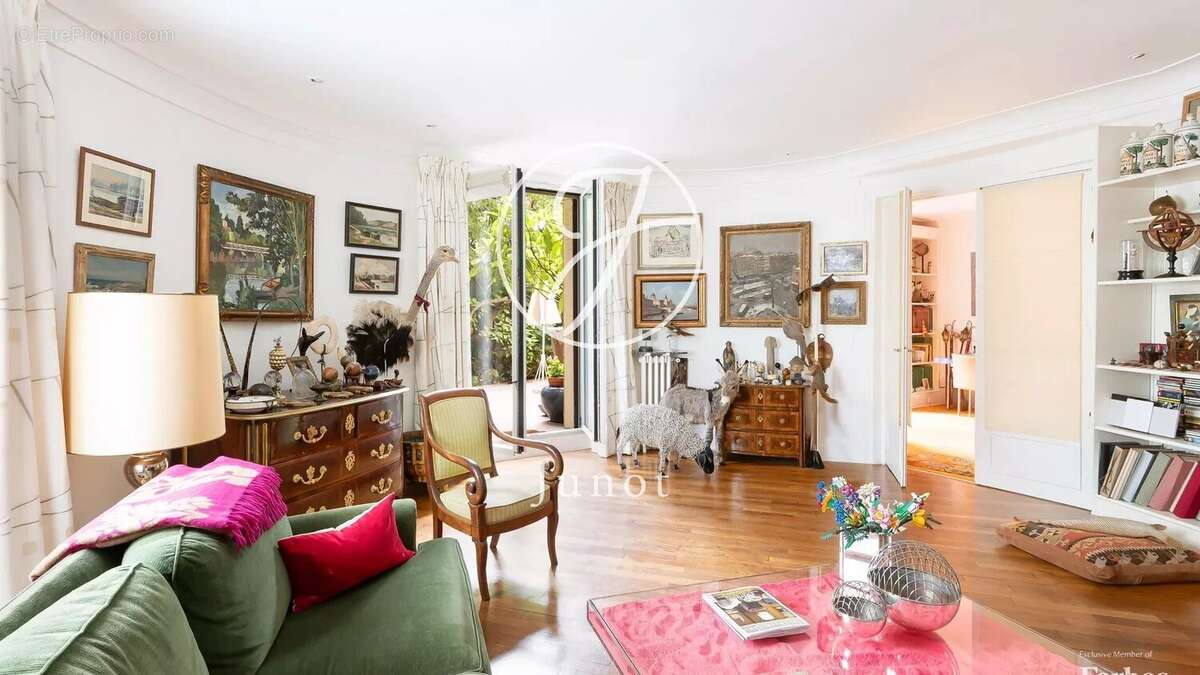 Appartement à PARIS-16E