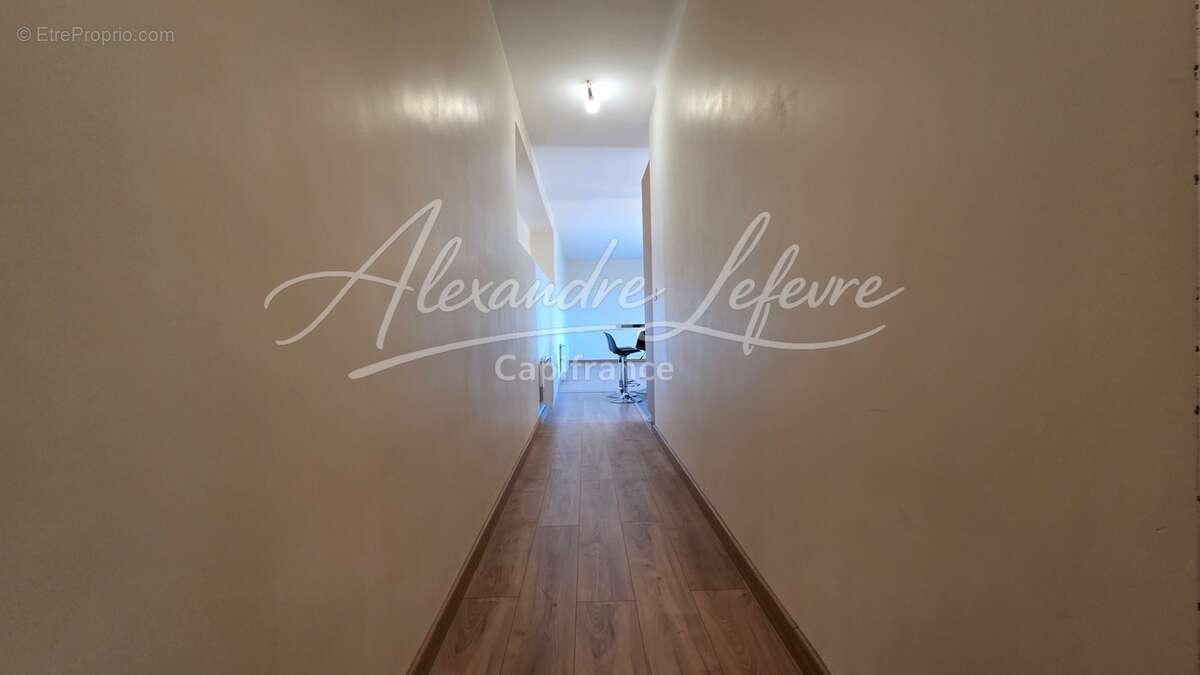 Angoustrine – Appartement T4 rénové avec beaux volumes - photo 10
