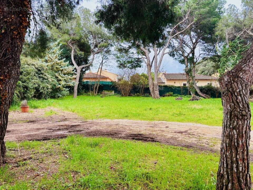 Terrain à SIX-FOURS-LES-PLAGES