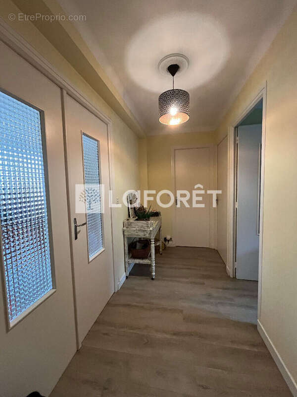 Rodez sud pres cv t4 traversant balcons buanderie jardin garage caves - photo 8