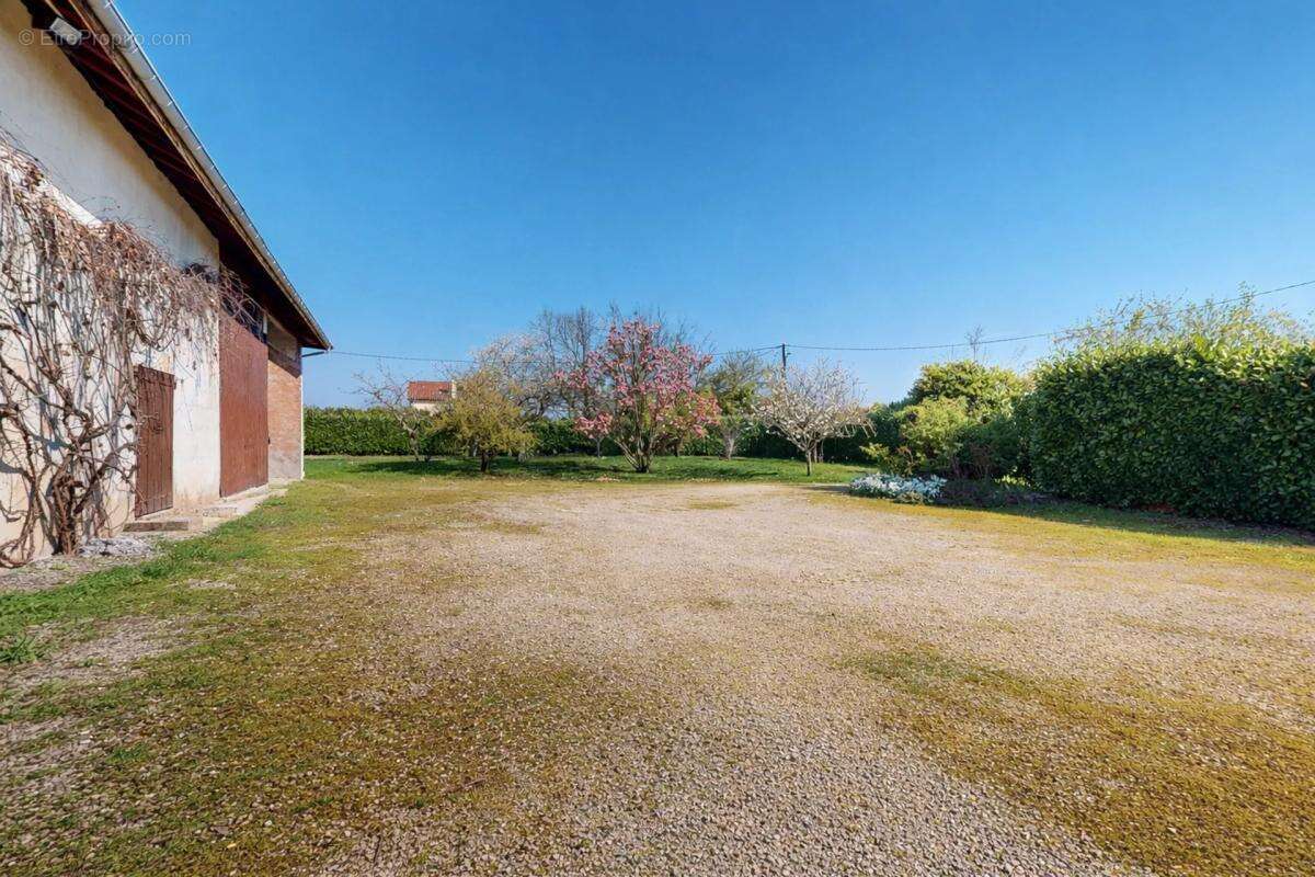 Maison à SAINT-DENIS-LES-BOURG
