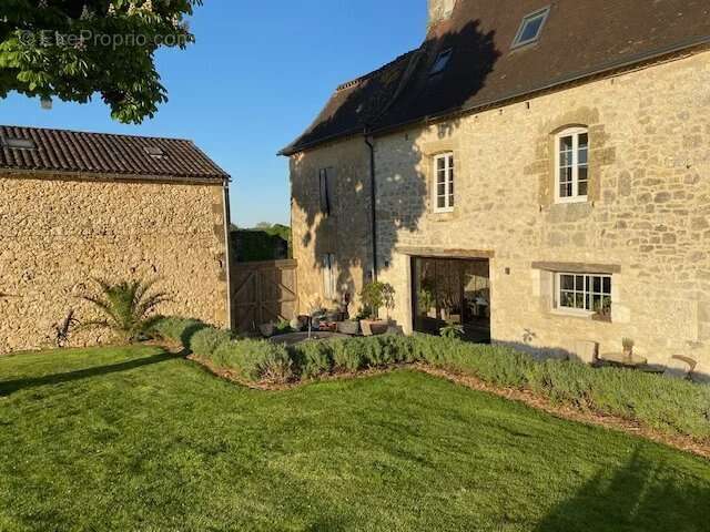 Elégant manoir avec dépendances, appartement d'amis et projet de rénovation - photo 10