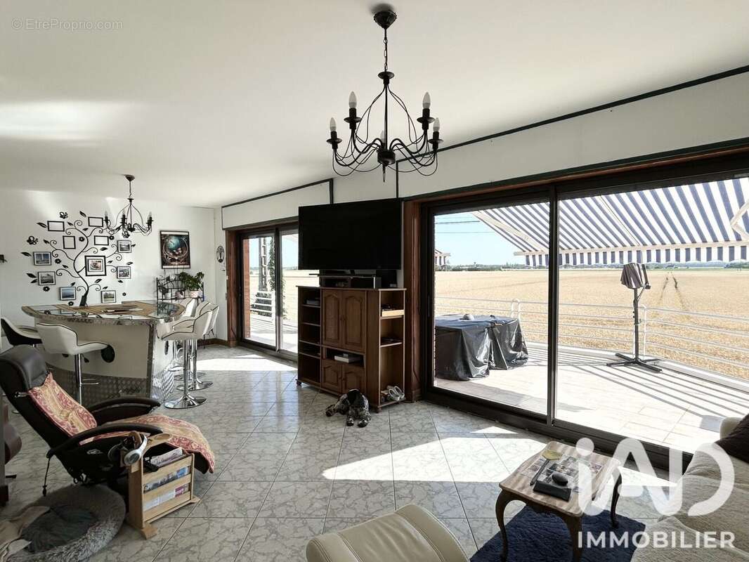 Maison 303 m² à Guilly  - photo 4
