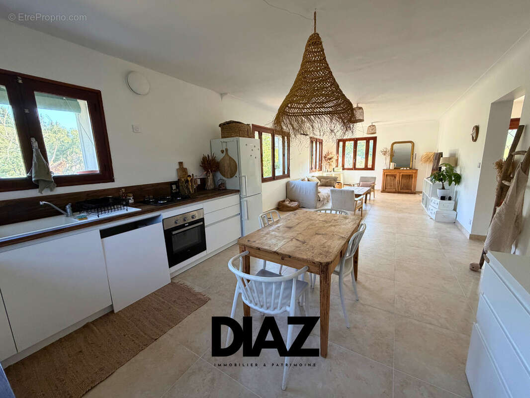 Appartement T3 de 94 m2 avec terrasse de 6 m2, terrain privatif de 510 m2 et grand garage   Nîmes, secteur Boi - photo 3