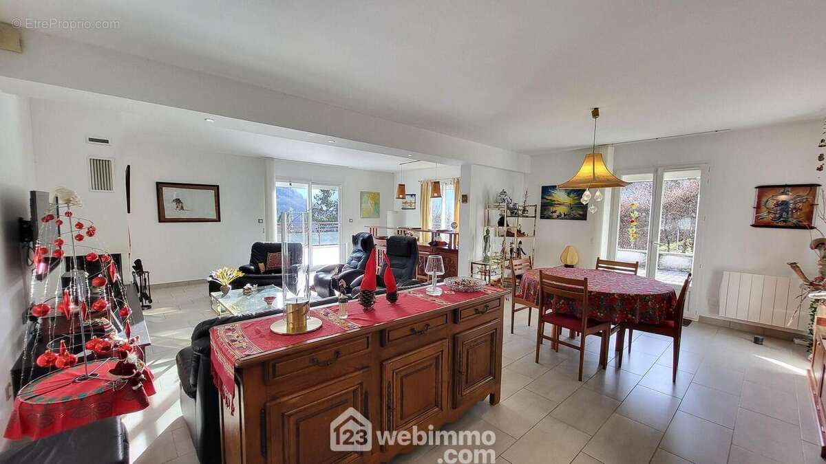 Une belle pièce de vie de 50 m2 avec de larges baies vitrées... - Maison à ALLEMOND