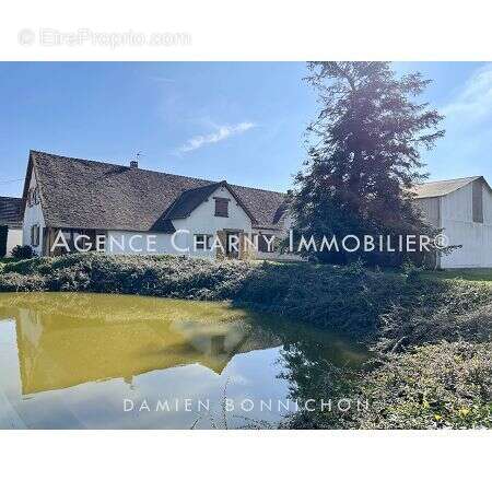 Maison à MONTCORBON