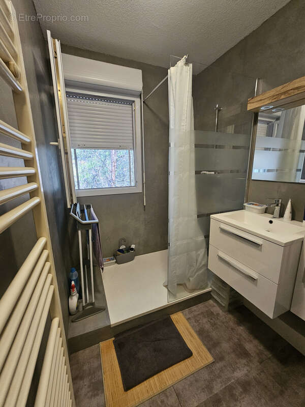 Appartement à LA ROQUE-D'ANTHERON