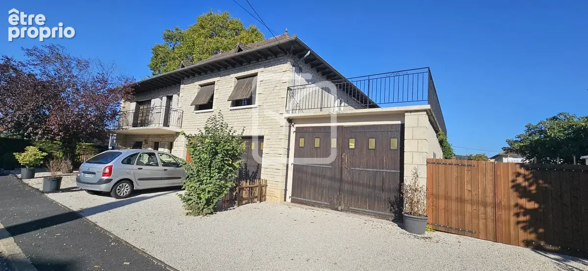 Ensemble immobilier  de 244 m2  avec 3 appartements - photo 1