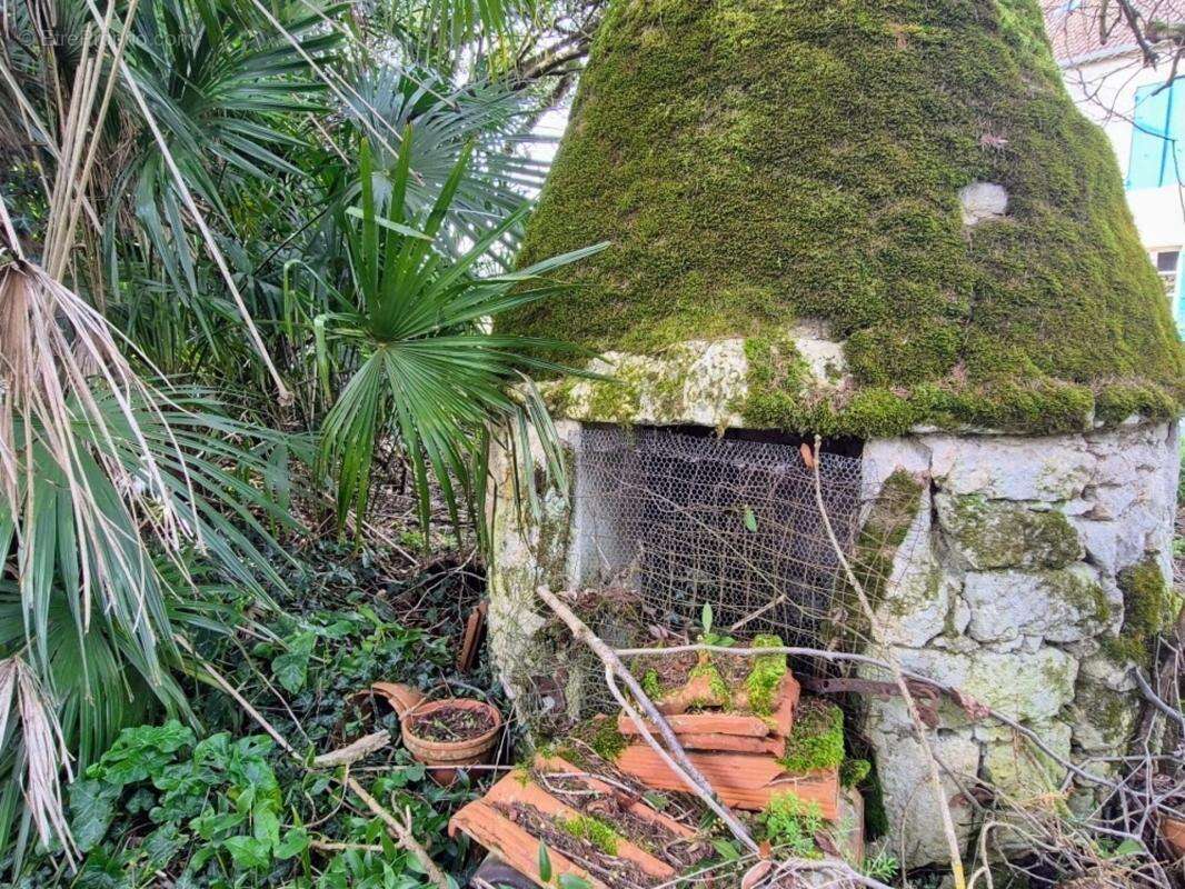 Maison ancienne en pierre à rénover entièrement + jardin arboré de 2200m² en zone Uc, potentiellement constructible - photo 7