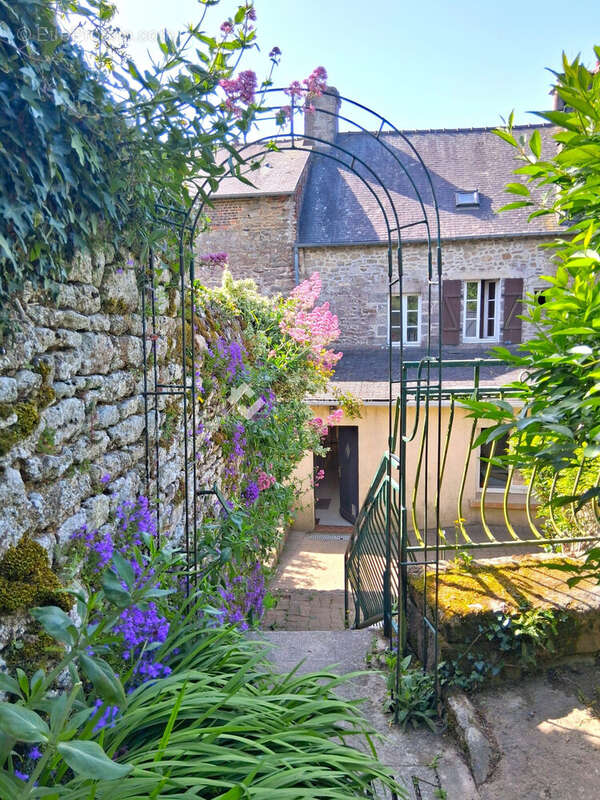 Maison à QUINTIN