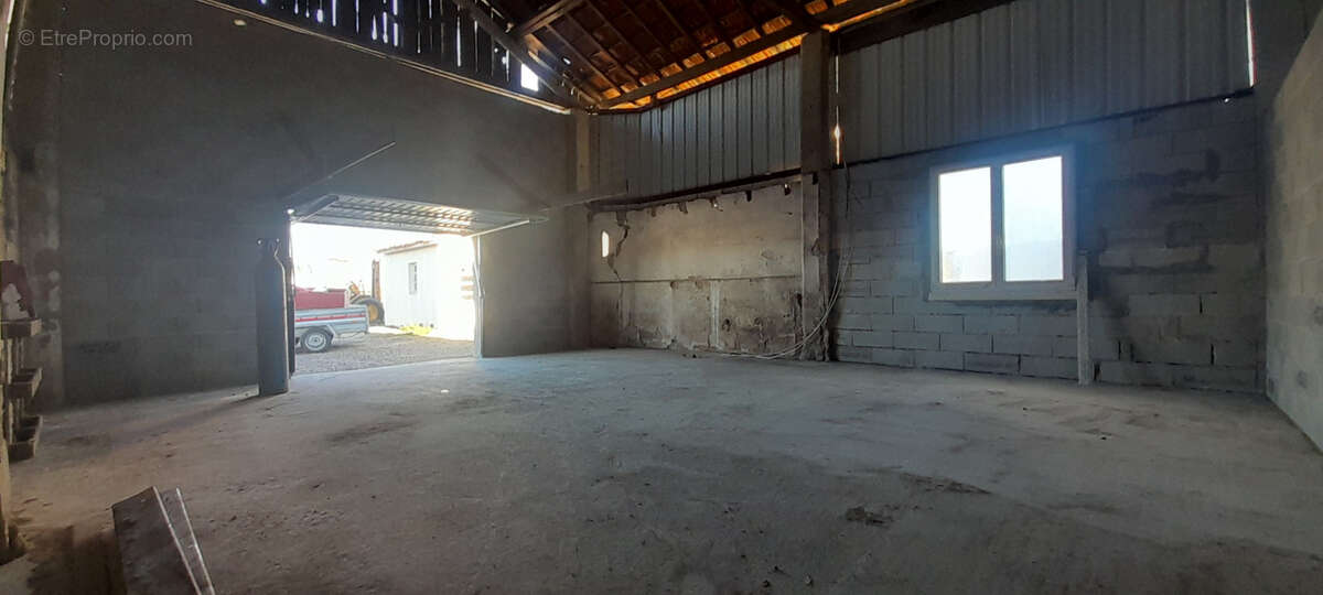 Garage et atelier attenant avec dépendances sur un terrain de 1036m2 - photo 7