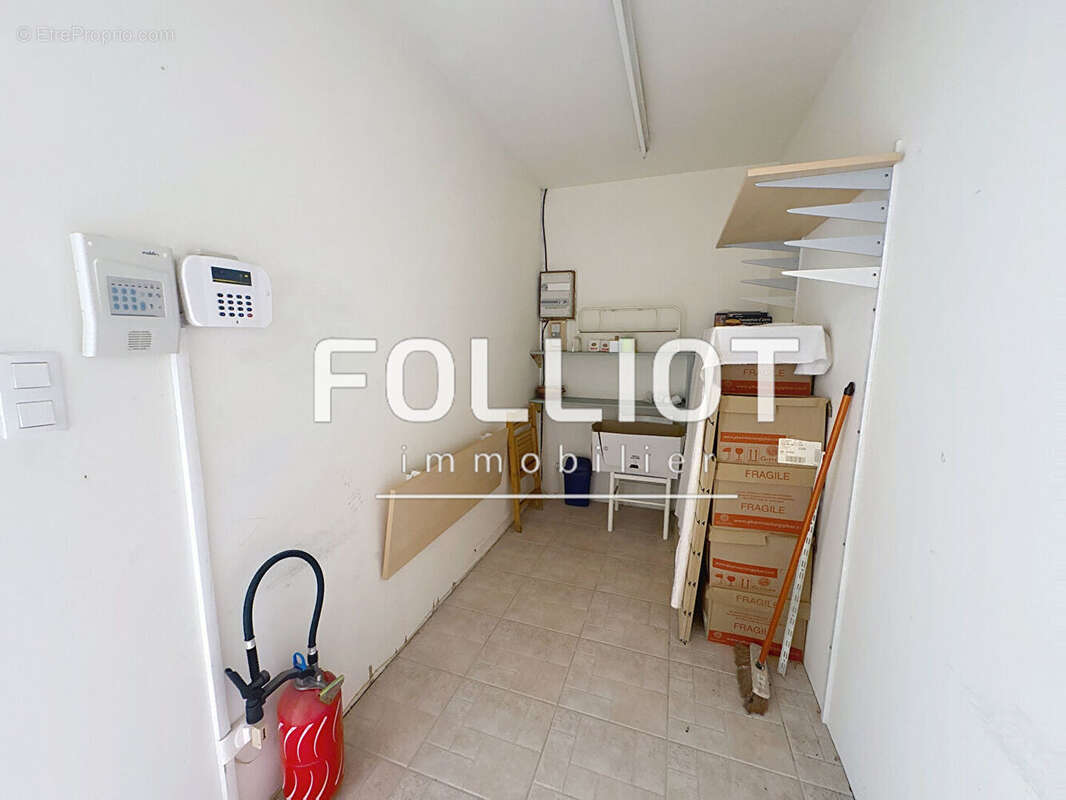 A Vendre Local commercial à St Georges De Reintembault - photo 7