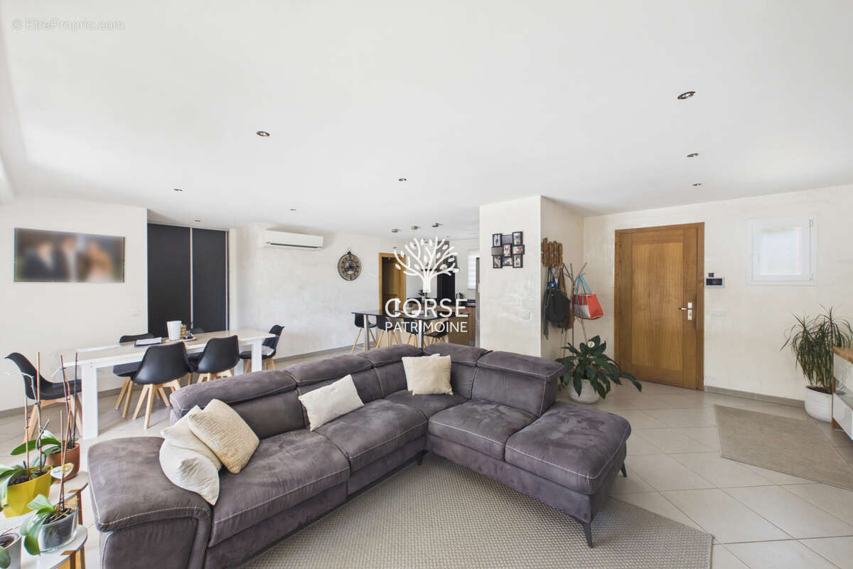 Maison avec piscine et dépendance - photo 21