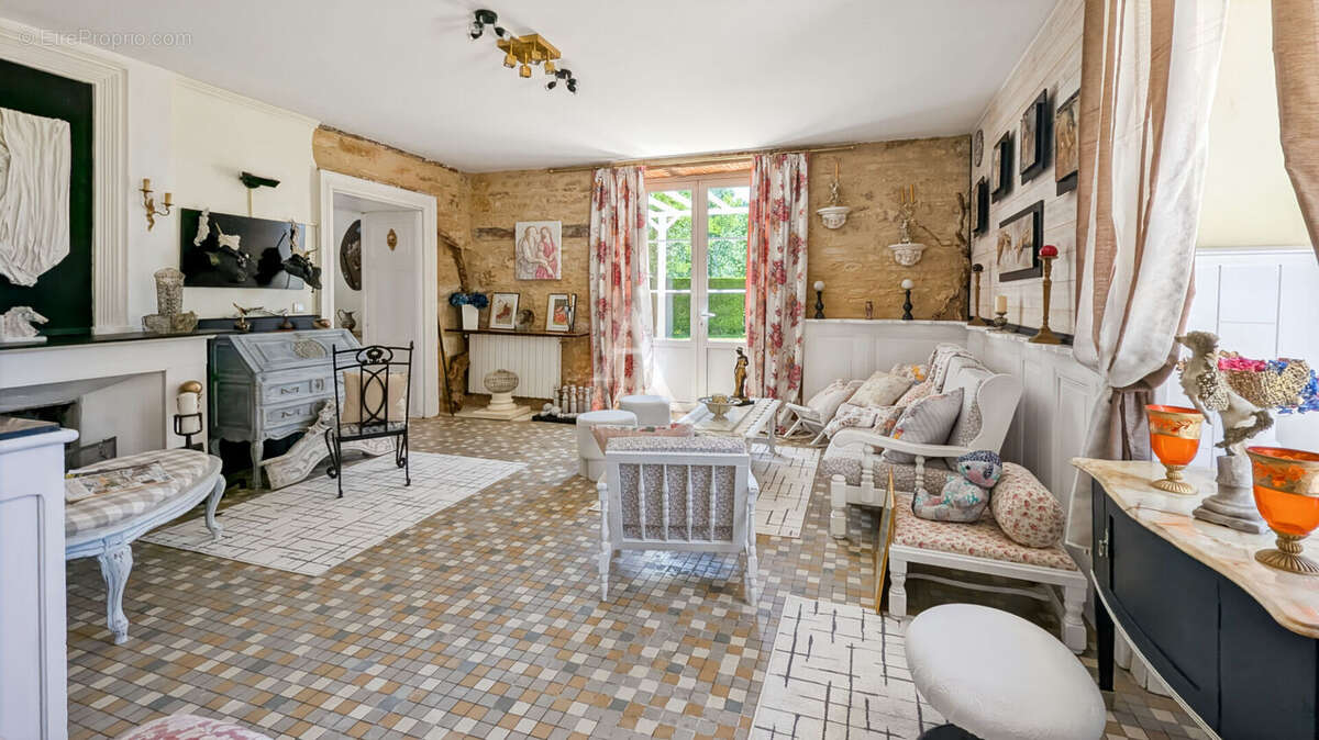 Exceptionnelle propriété de caractère avec gîte et dépendances - photo 6