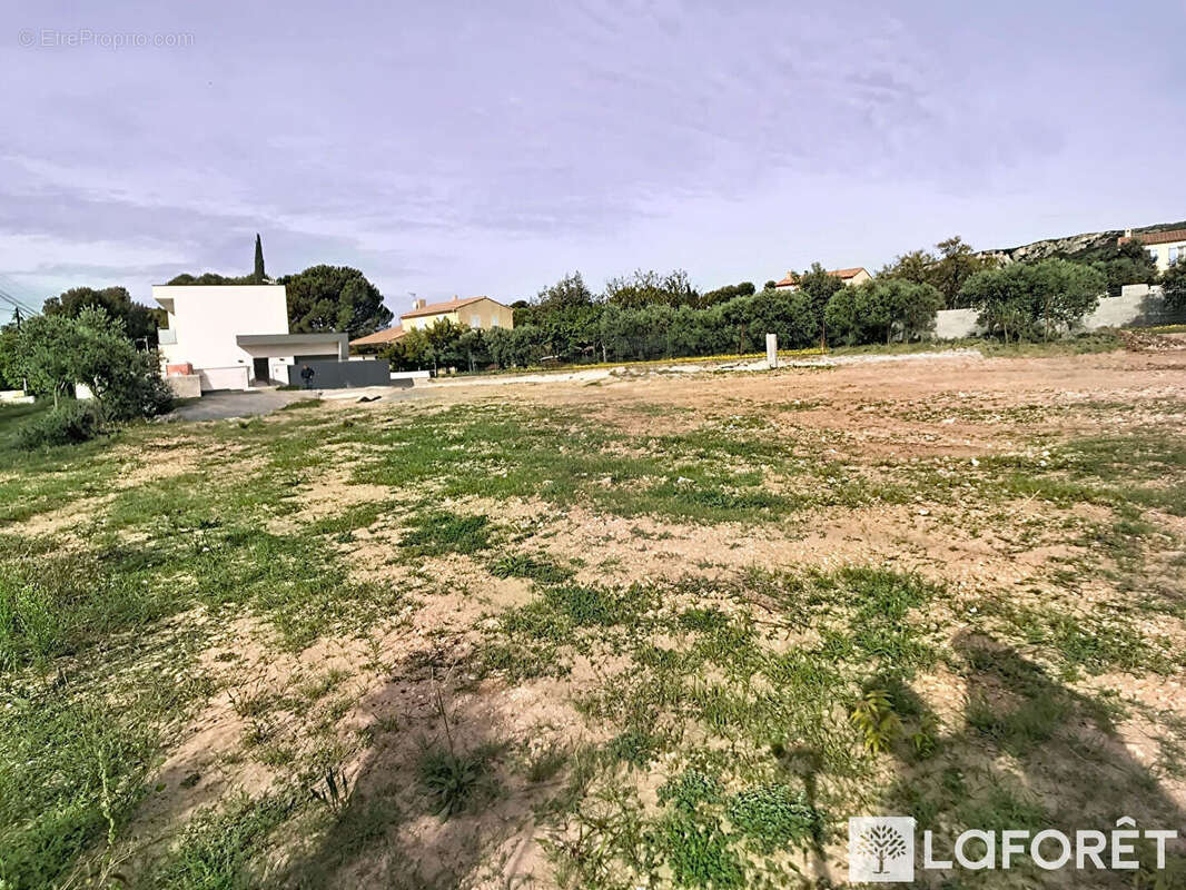 Terrain à LA FARE-LES-OLIVIERS