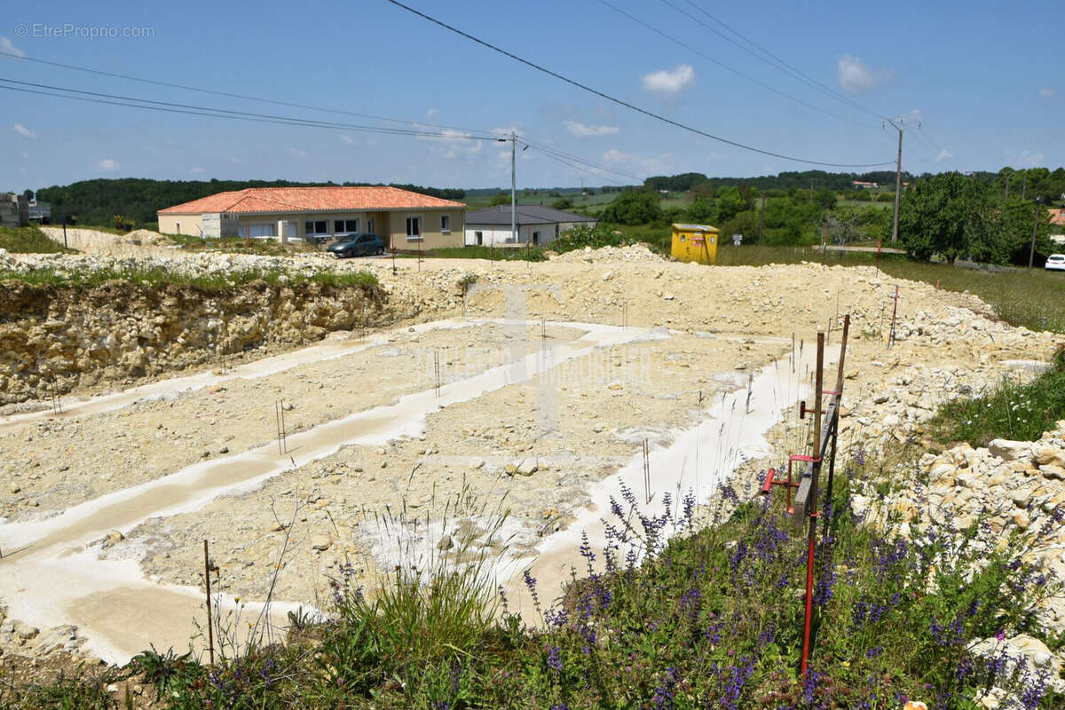 Terrain à SAINT-ASTIER