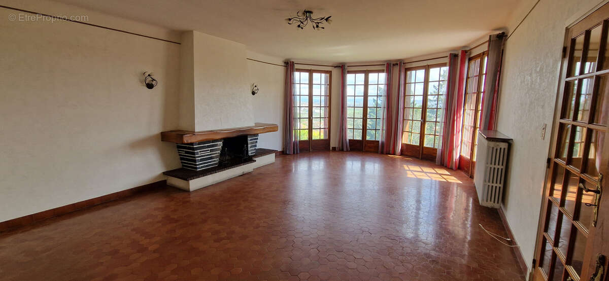 Maison à PERIGNAT-LES-SARLIEVE