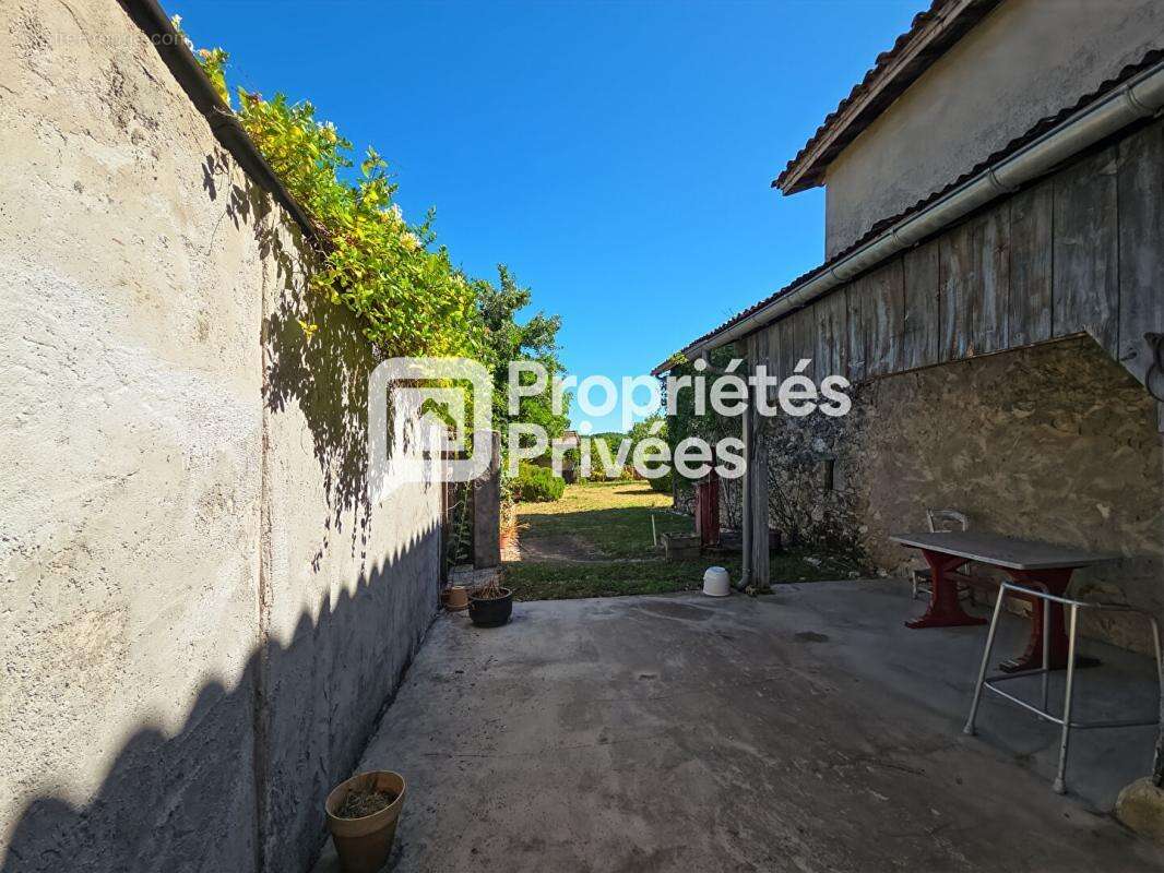 Grande maison en pierre à rénover avec jardin, dépendances et fort potentiel - photo 2