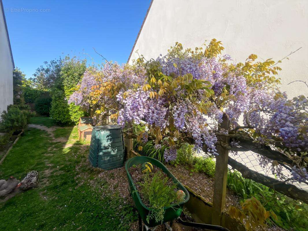  Maison 4 chambres à vendre, idéalement située proche commerces, écoles et commodités, belle pièce de vie lumineuse, terrain clo - photo 16