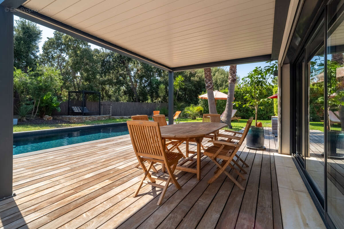 Villa d'architecte : élégance contemporaine et prestations de qualité au cœur d'une résidence privée - photo 2