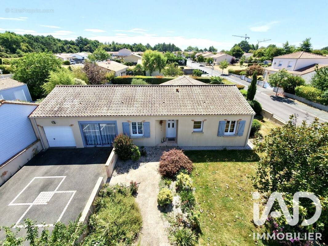 Photo 1 - Maison à SAINT-ETIENNE-DU-BOIS