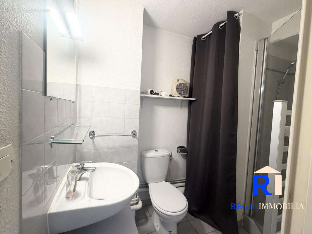 Salle d&#039;eau avec WC - Appartement à GRENOBLE