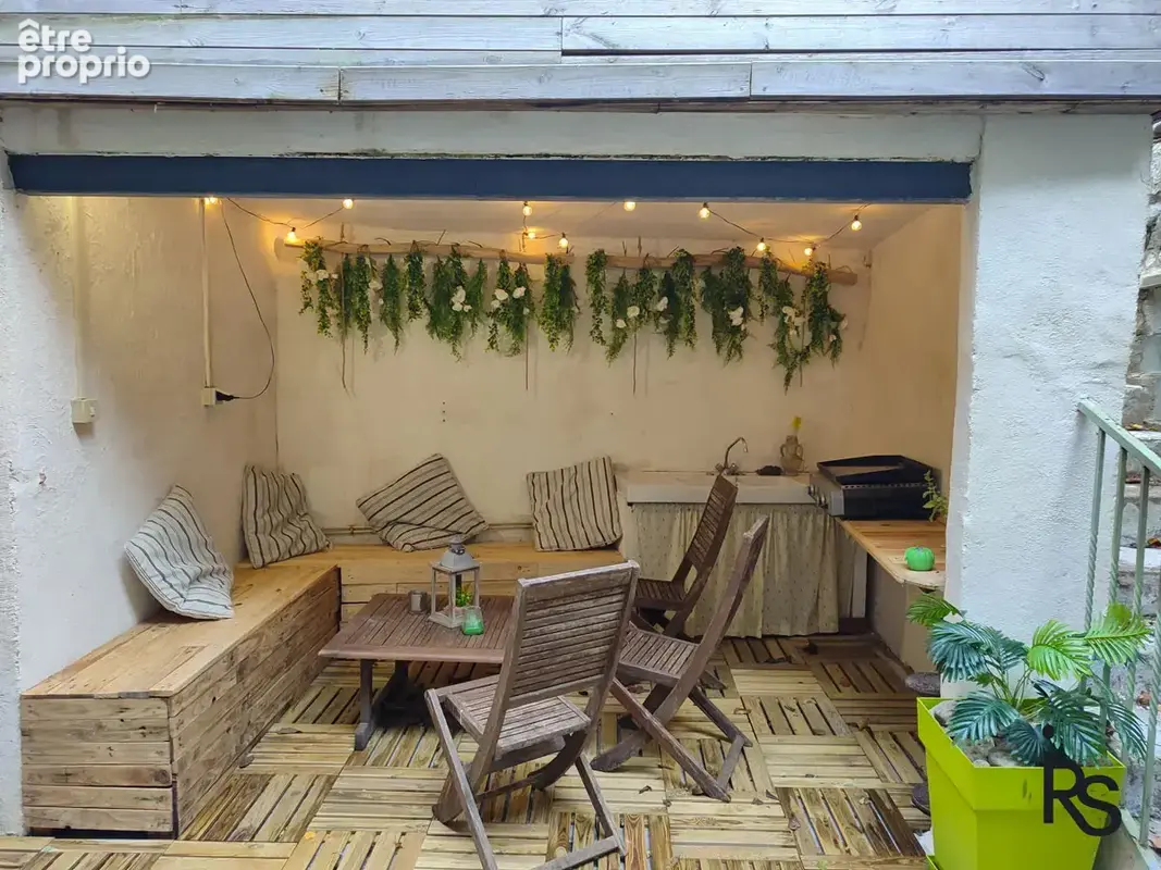 Maison de village avec un gîte, une petite cour et deux terrasses - photo 2