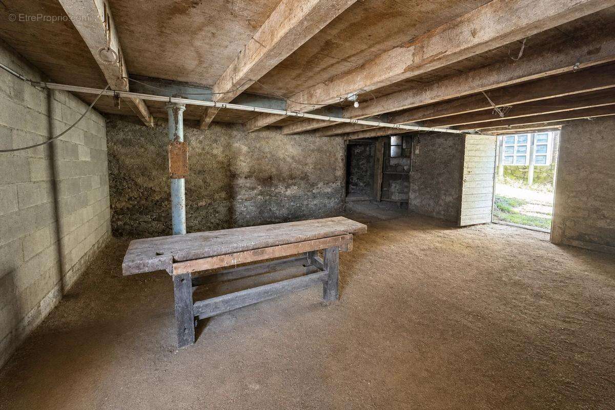 Grange et Maison Louée 300m², Fort Potentiel - photo 18