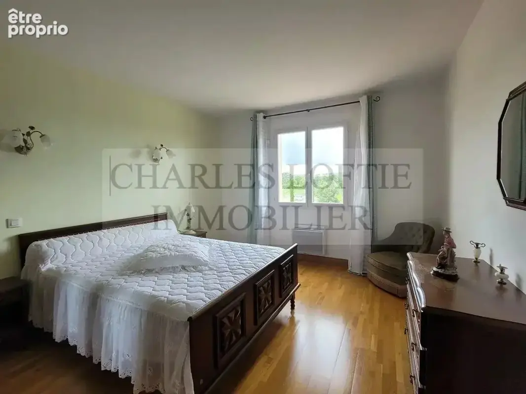 Superbe villa avec piscine, garage et dépendances sur un terrain de plus de 5600 m², à 10 minutes de Cahors. - photo 10