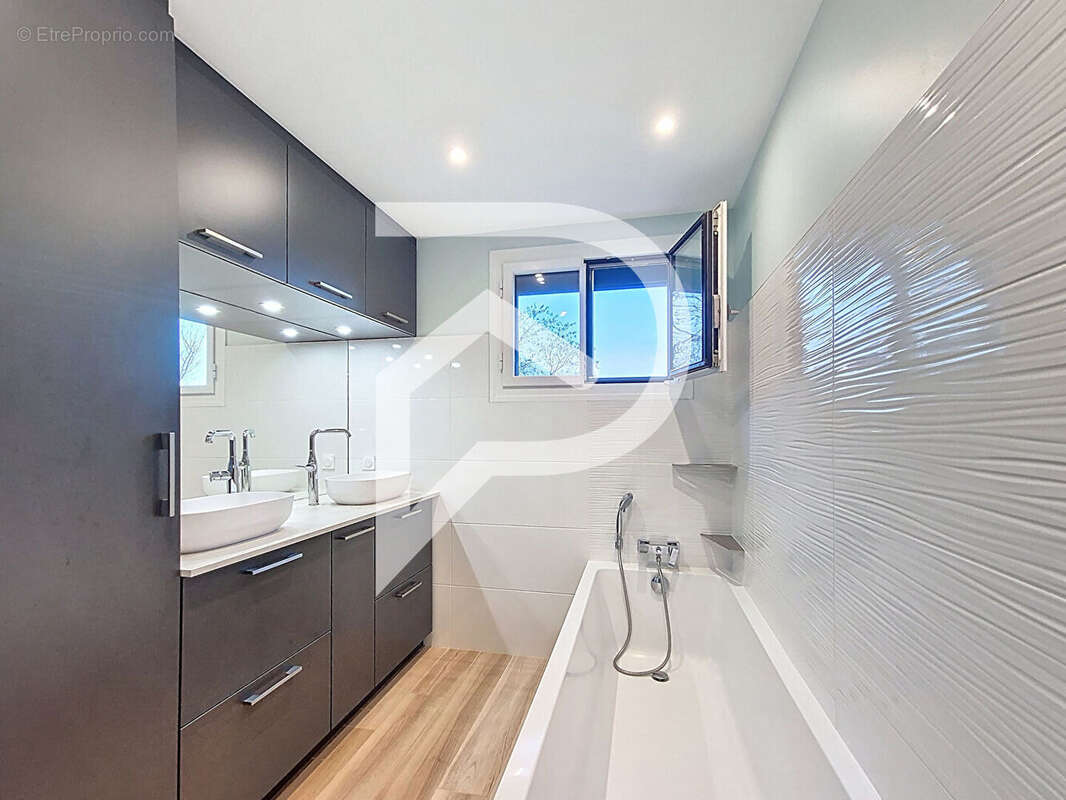 Maison à MONTBOUCHER-SUR-JABRON