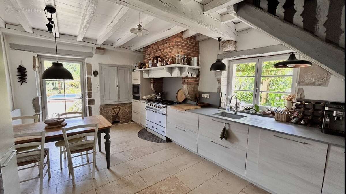 Superbe maison de caractere du 18ème de type t7 de 275 m2 + exceptionnelle dependance de 117 m2 comprenant veranda, open space,  - photo 8