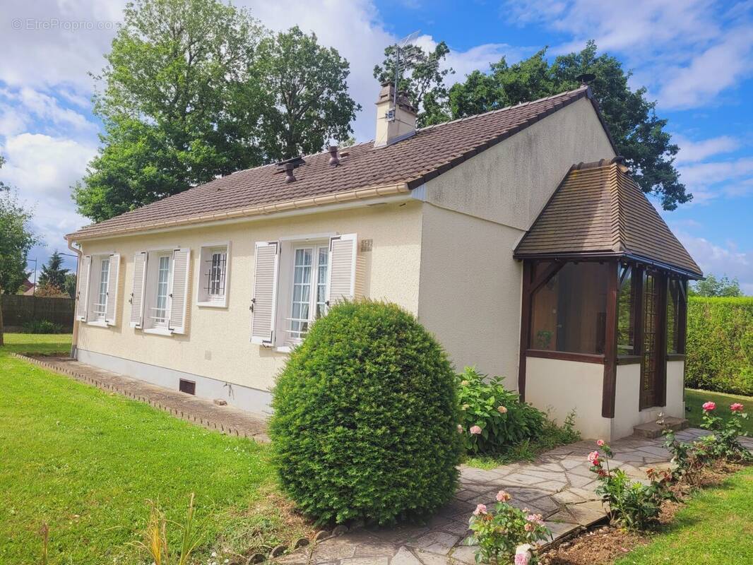 Maison de plain-pied avec garage et jardin en vente à Évreux - Maison à EVREUX