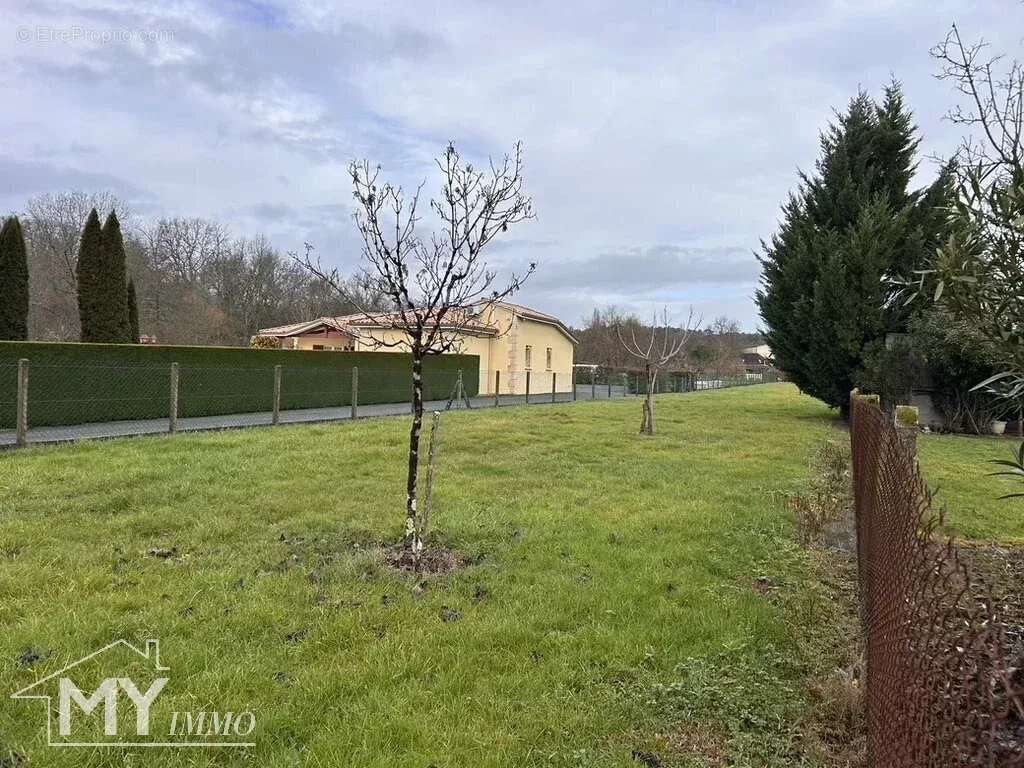 LE FLEIX : Terrain constructible de 3 586 m² - photo 2