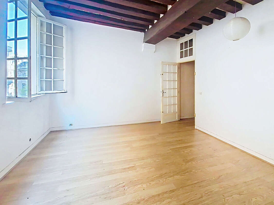 Appartement à PARIS-1E