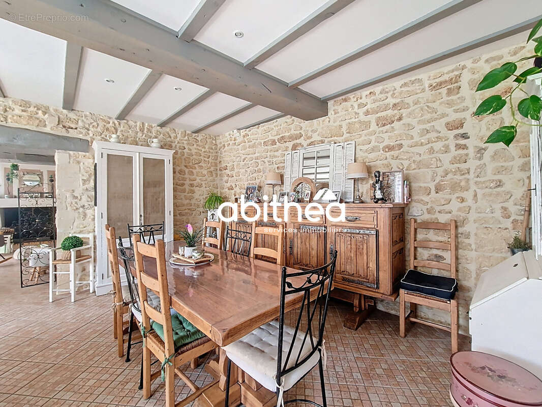 Maison à SAINT-GENIS-DE-SAINTONGE