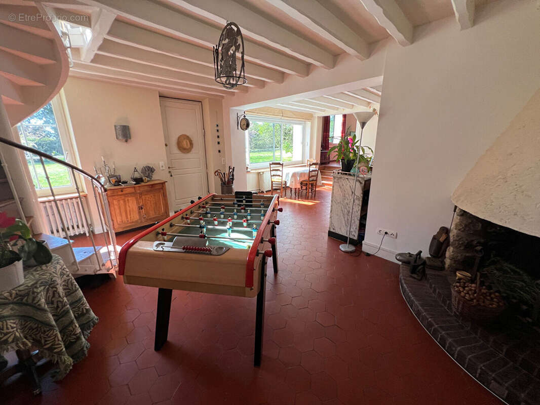 Très jolie longère du XVII eme siècle avec environnement exceptionnel Proche Thoiry  6 pièces 232 m2 - photo 3