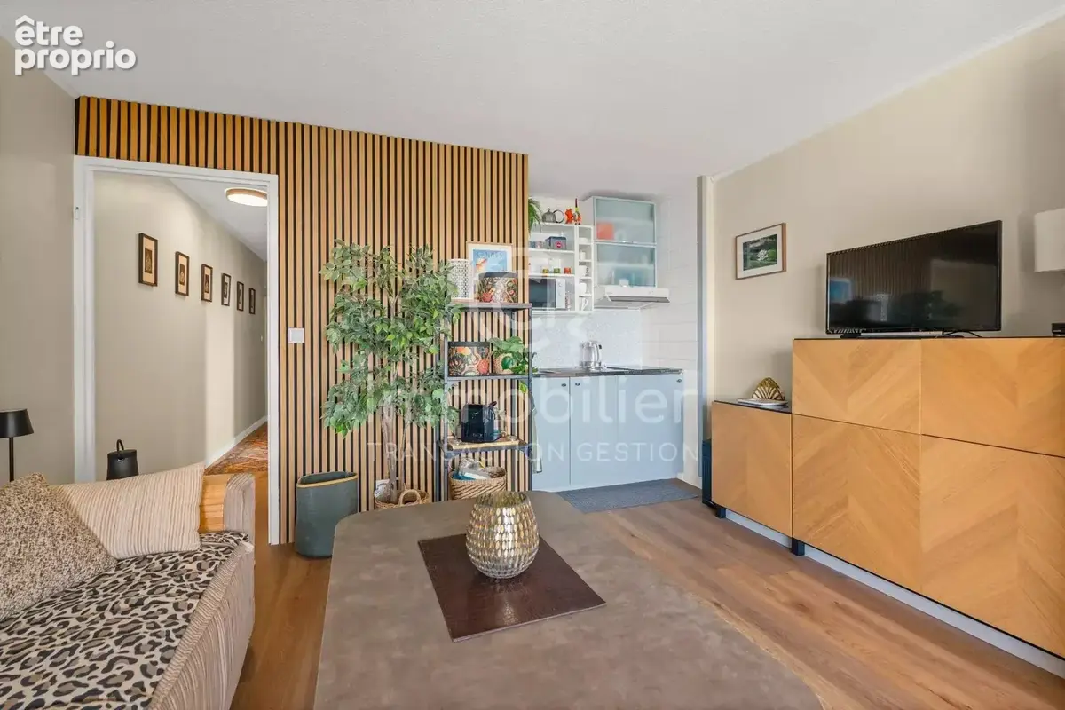Cannes-La-Bocca – 2 pièces rénové avec vue mer, piscine et garage - photo 7
