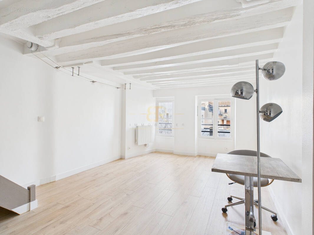 Appartement à PARIS-1E