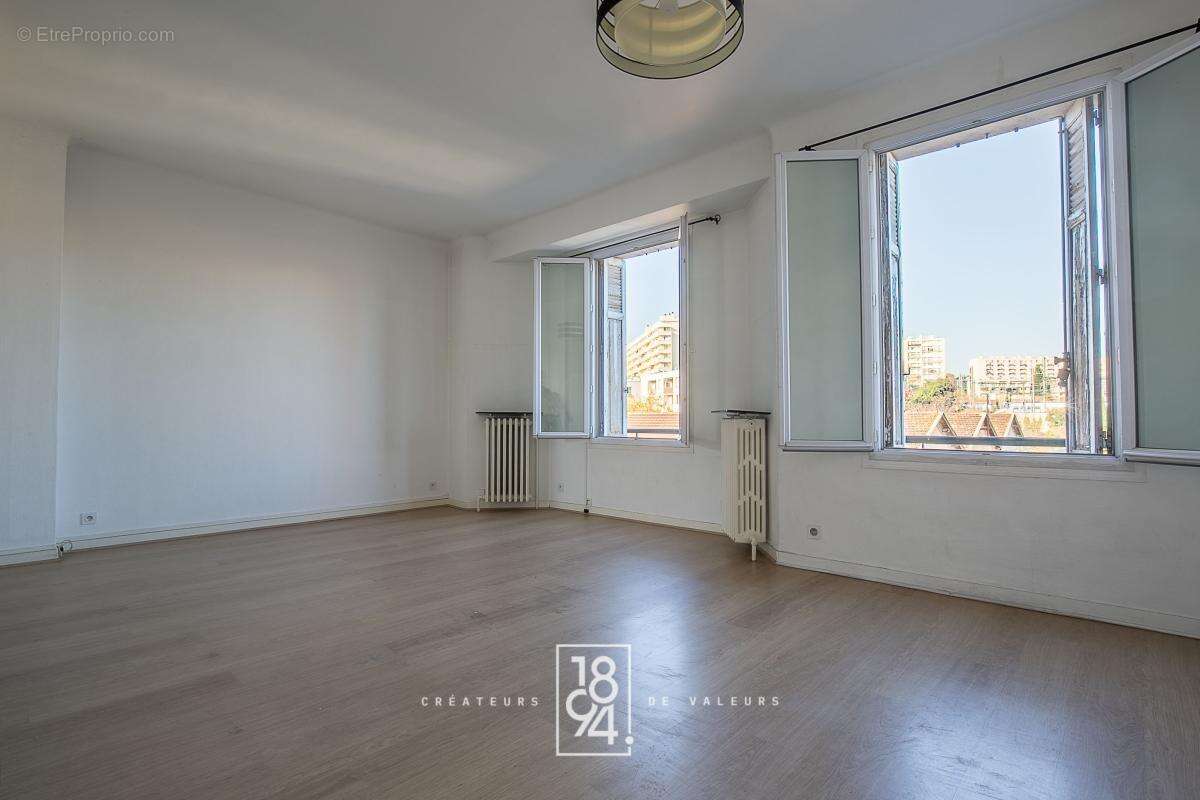 Appartement à MARSEILLE-5E